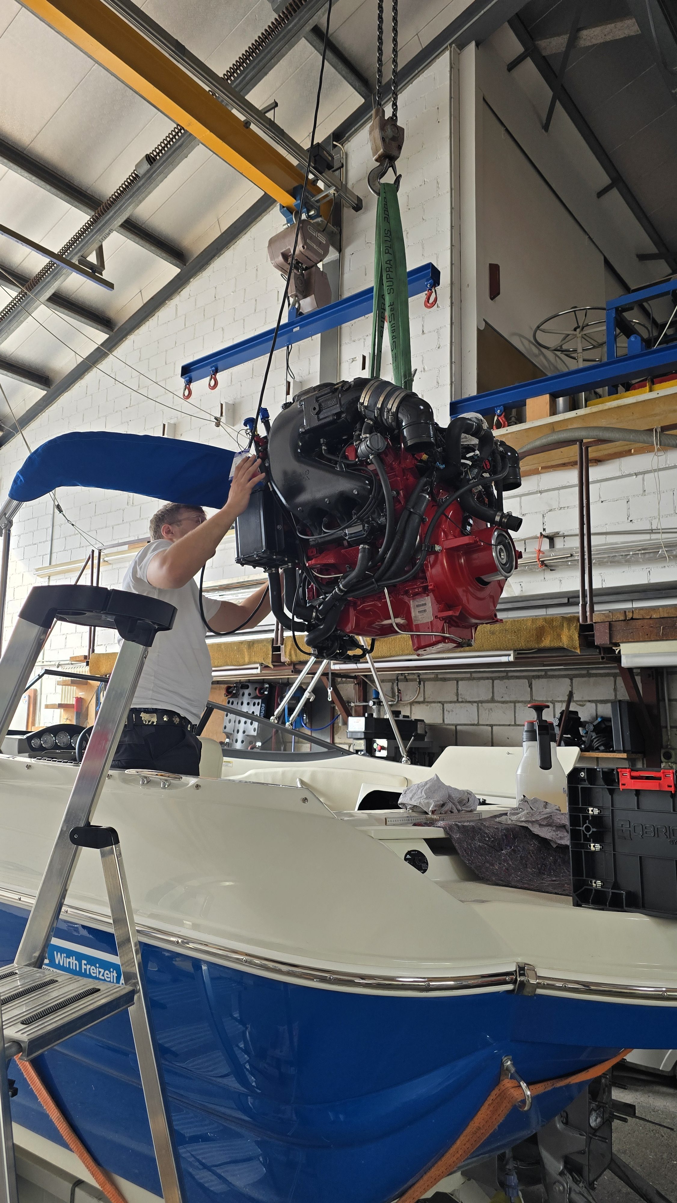 Voller Service an einem Marine Motor